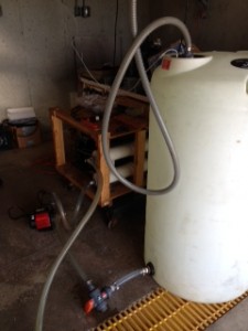 Trial CO2 manipulation.  We filled the 165 gallon tank with seawater, then cooled it to 2 degrees Celcius (about the temperature of seawater during the Antarctic summer....brrrr) using a chiller unit (shown in the left of the picture, protected by a wooden crate) to circulate and cool the water.  Then we bubbled the seawater with carbon dioxide.